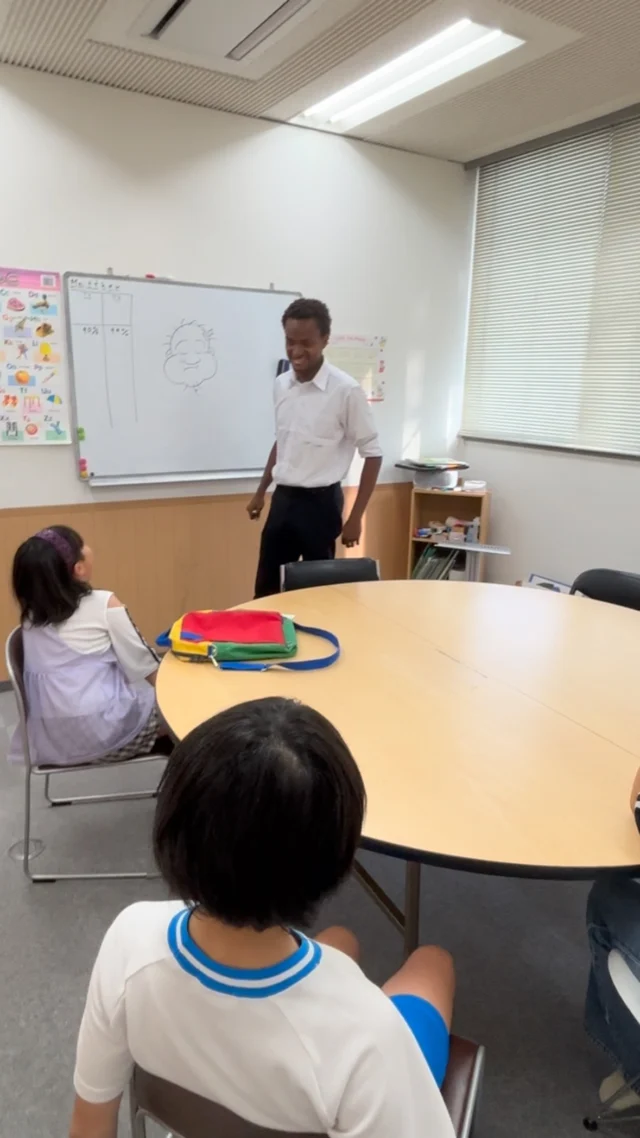 先週から新しく仲間入りしたマシュー先生✨
小学5・6年生クラスのレッスン風景です🎥

明るくて面白いマシューの登場で、教室の雰囲気も明るくなりました☀️
効果音を出すのも得意で、子どもたちも大盛り上がりです🎶

英語って楽しい！そう思っていただけるレッスンです🌈

🌻今ならサマーキャンペーン開催中🌻
この夏、お得に英会話をスタートするチャンス！
ぜひお気軽にお問い合わせください📩✨

#ジェイムズ英会話北上校　#北上英会話　#北上英語  #北上習い事  #花巻英会話  #水沢英会話  #北上市  #サマーキャンペーン #北上ママ